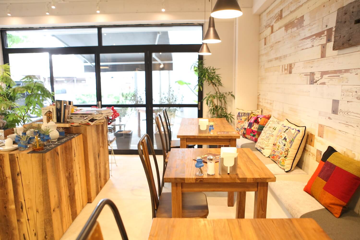 IMG_2373 カフェを開業する方必見！内装工事でおしゃれな空間を作るポイントを解説します！