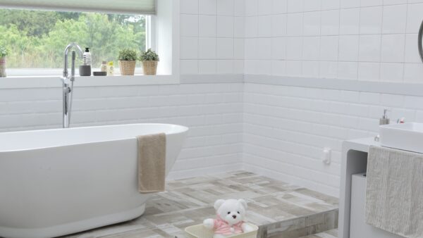 bathroom-1872193_1920-600x338 入居前のひと手間で、汚れやカビ掃除の負担を減らせます