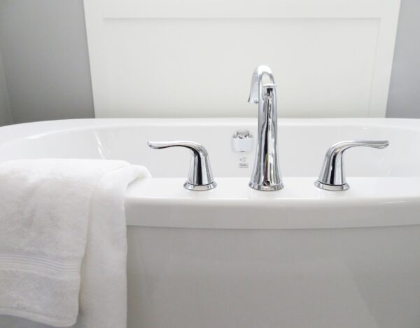 bathtub-2485952_1920-600x468 水まわりの掃除の手間を減らすには？